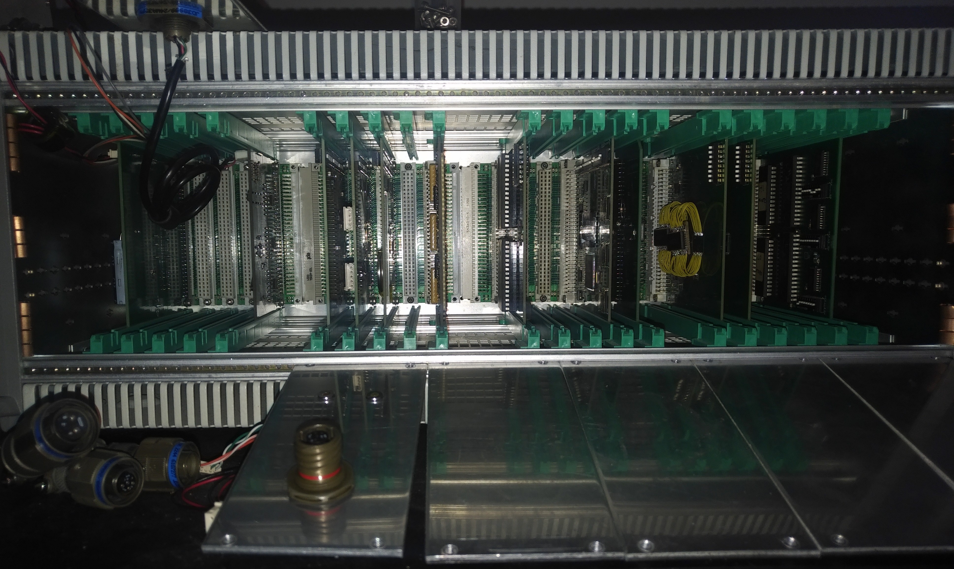 m68kpc with the front plates off showing the d38999 connectors on the bottom left. this is a 19 inch chassis